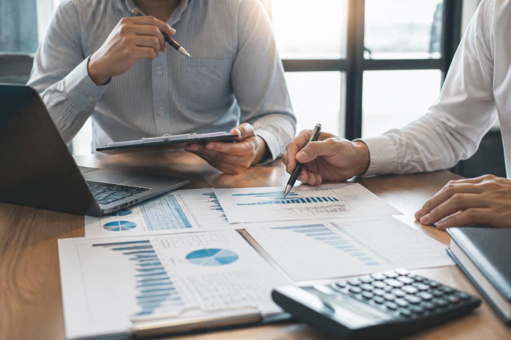 Analyse de marché : comprendre les tendances pour piloter sa holding